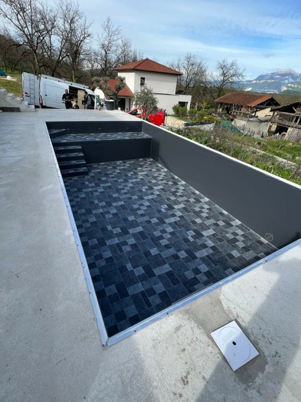 1-Piscine-Extérieure-Familiale-Alpes