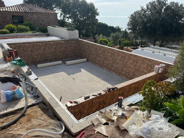 2-Piscine-Bord-Mer-Panoramique-Alpes