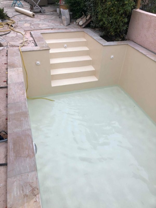 2-Piscine-Compacte-Jardin-Isère