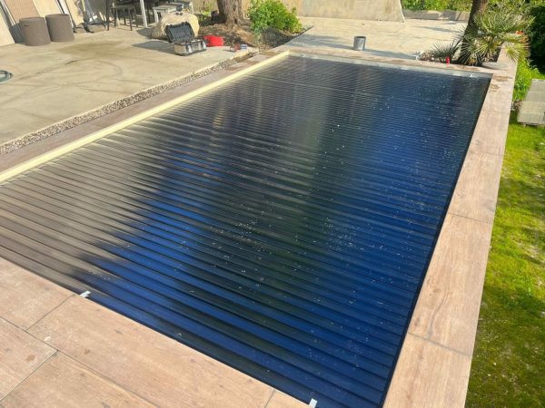 2-Piscine-Volet-Roulant-Noir