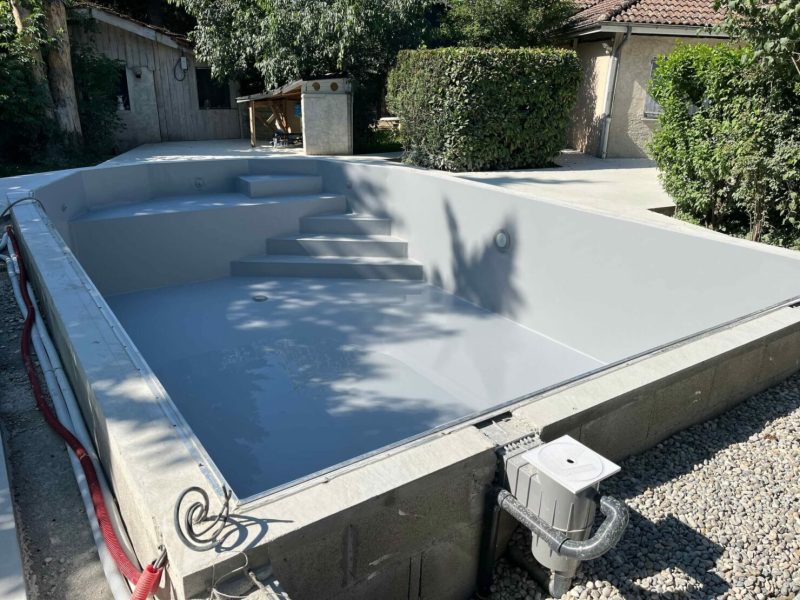 4-Avant-Apres-Construction-Piscine-Revetement-Gris